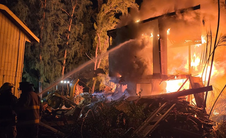 Voraz incendio en Islas de la Bahía obliga evacuación de turistas