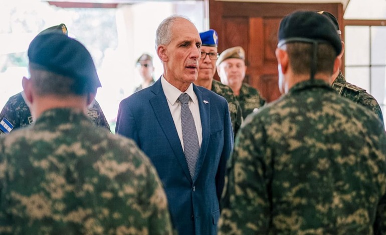 Presidente reafirma compromiso con el fortalecimiento de las FF. AA.