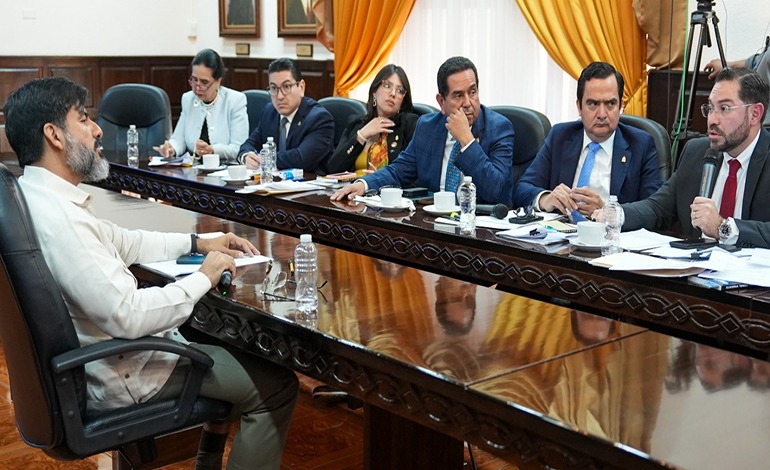 Como gato panza arriba se defiende el fiscal&nbsp;suspendido