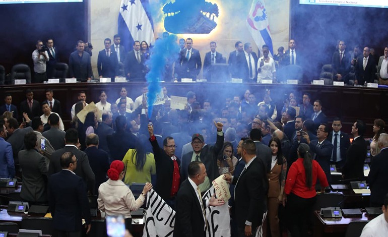 Congreso les mochará el sueldo a bochincheros