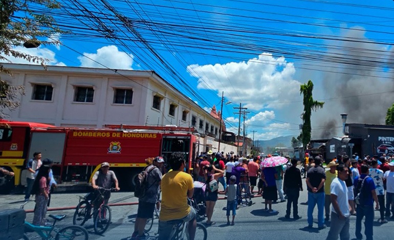 Pérdidas millonarias deja incendio en el barrio Medina de San Pedro Sula