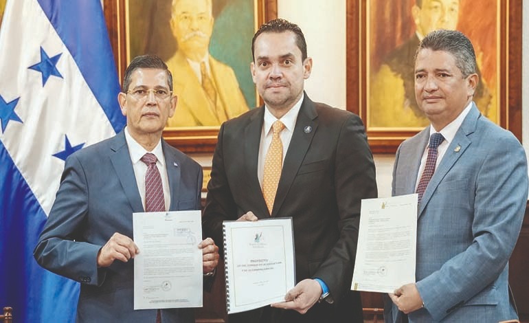 CSJ entrega iniciativa de Ley de la Judicatura