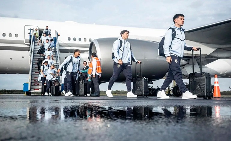 Uruguay debuta con una mochila pesada