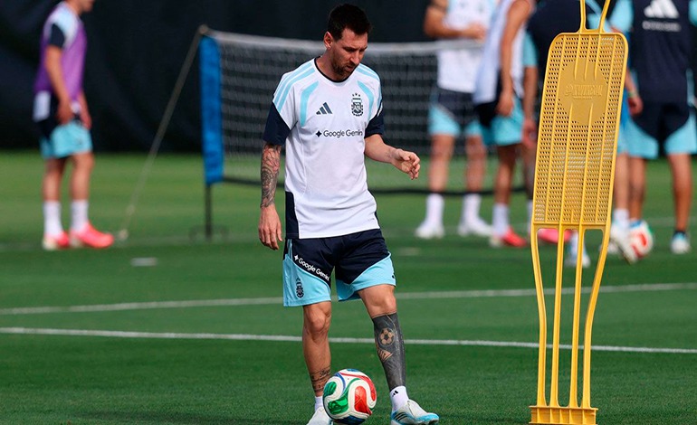 Messi entrena con una sonrisa