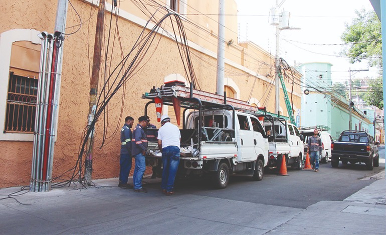 AMDC retira postes y cableado obsoleto en centro histórico