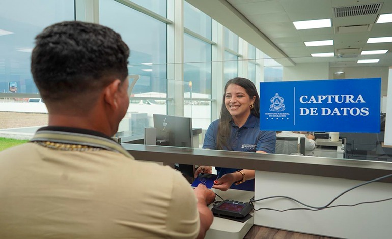 Migración reporta emisión de más de 950 pasaportes en aeropuertos
