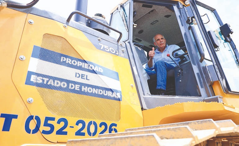 Presidente prueba la maquinaria que transformará los 298&nbsp;municipios
