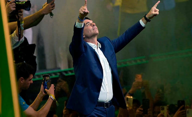 Flávio Bolsonaro oficializa su candidatura para enfrentar a Lula en&nbsp;Brasil