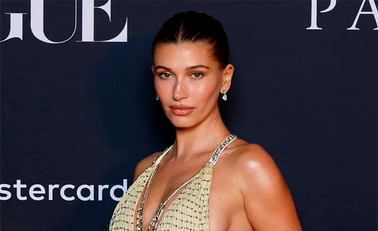 Hailey Bieber deslumbra con vintage&nbsp;Versace