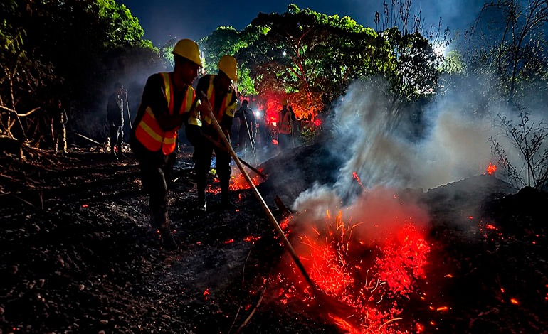 Incendio arrasa viviendas en Rivera de La Vega