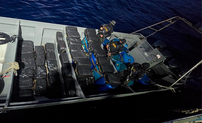 Fuerza Naval decomisa 17 fardos de cocaína y captura a 11 personas