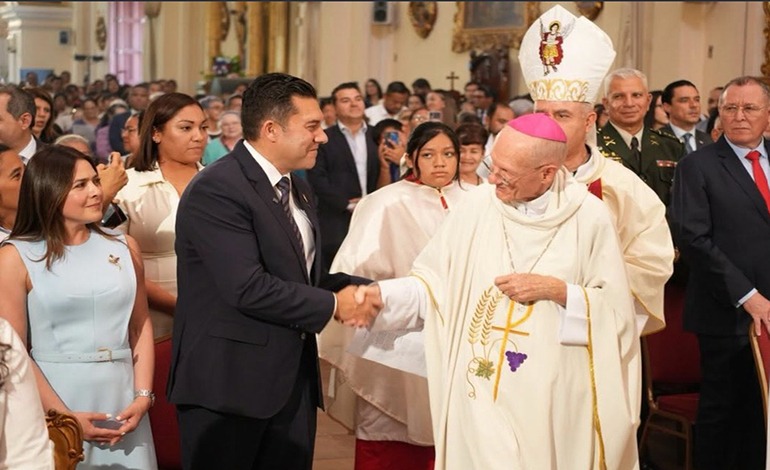 La capital festeja sus 448 años con fe y colorido&nbsp;desfile