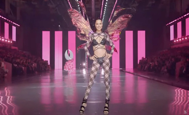 Rosie Huntington-Whiteley regresa a la&nbsp;pasarela