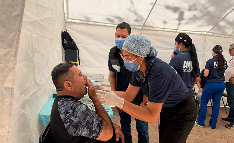 Alcaldía acerca medicina, asistencia legal y apoyo en la 21 de Octubre